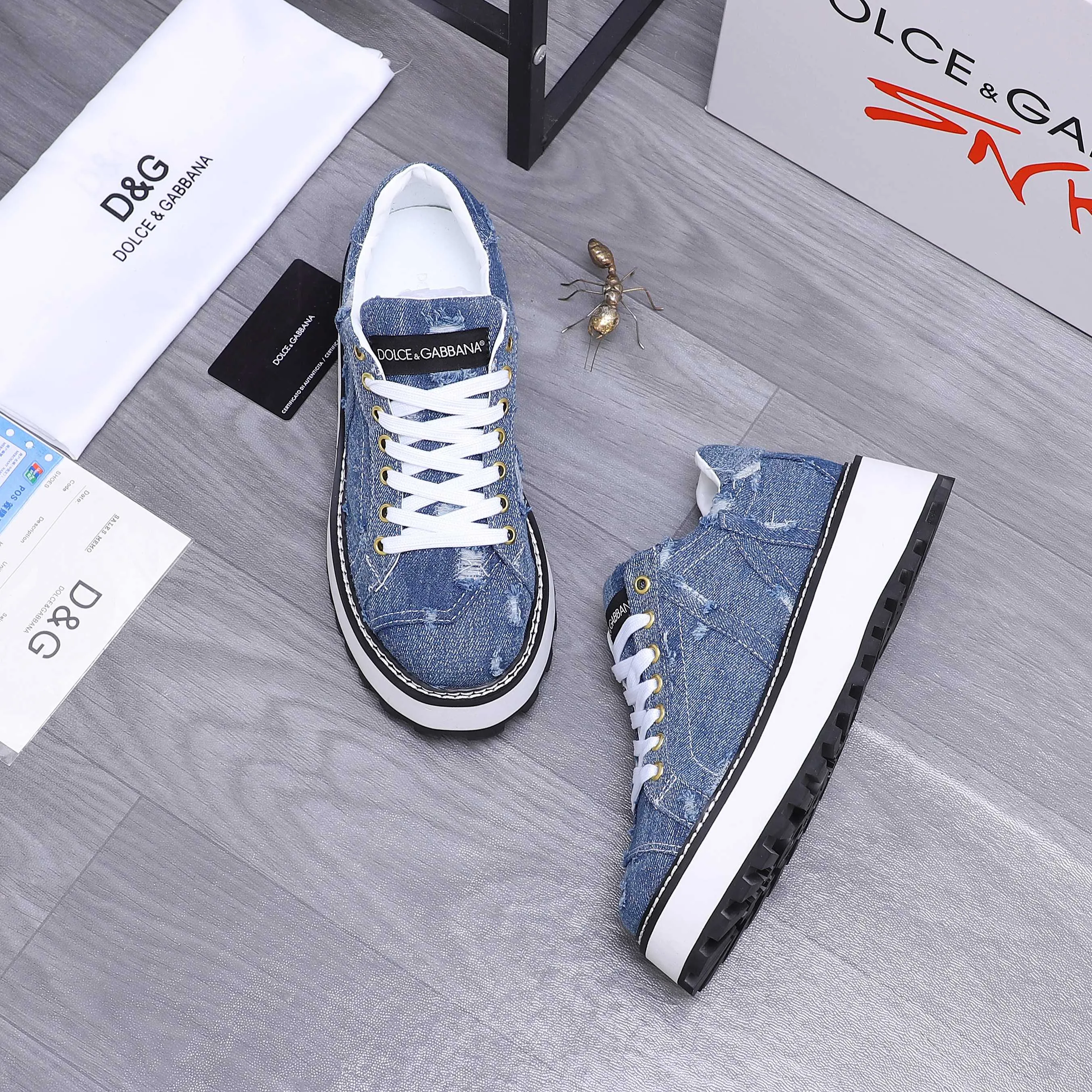 Men's shoes 💰442 Product trademark: DG (Dolce & Gabbana) casual shoes for couples. Regular size: 36-46 (45.46 is custom-made and non-returnable). Product materials: Selected denim stitching upper, leather lining, cowhide insole, non-slip rubber outsole